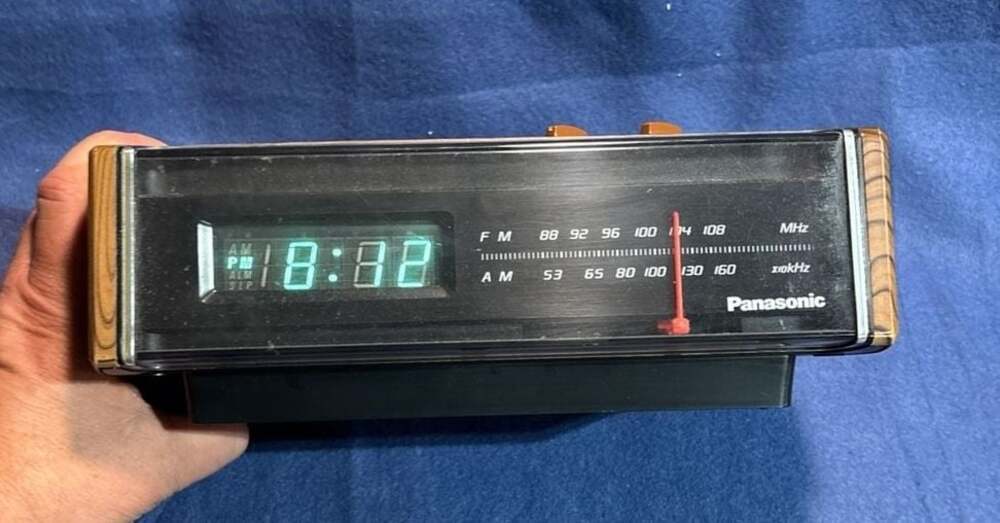 Vintage Panasonic RC-75 AM/FM Digital Clock Radio Woodgrain